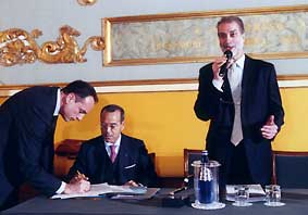 Il momento della firma dei soci fondatori dell'Associazione di fronte al notaio Nicola Cassano e al presidente Zip Roberto Ongaro