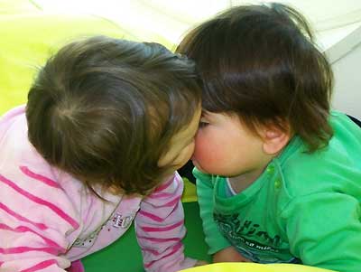 bambini che si baciano