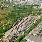 Veduta aerea del raccordo ferroviario di Zip con una decina di binari fiancheggiati dal parco Roncajette