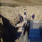 Operai che stanno costruendo le fondamenta di un capannone