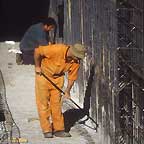 Operai che stanno sistemando i tondini di ferro per il cemento armato