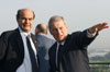 Il presidente Boschetti mentre indica al ministro Bersani i confini della Zip