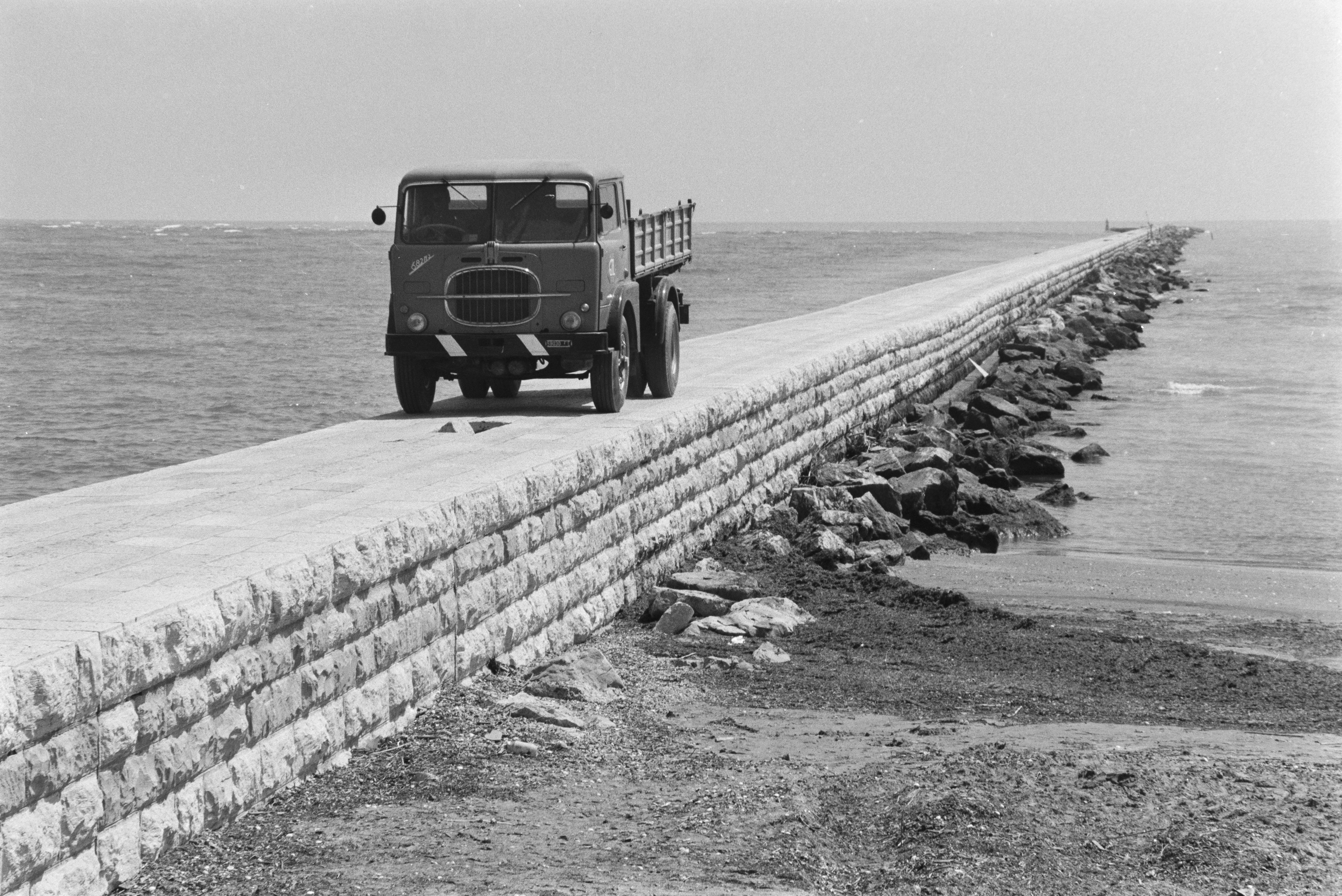 camion su diga di Sottomarina