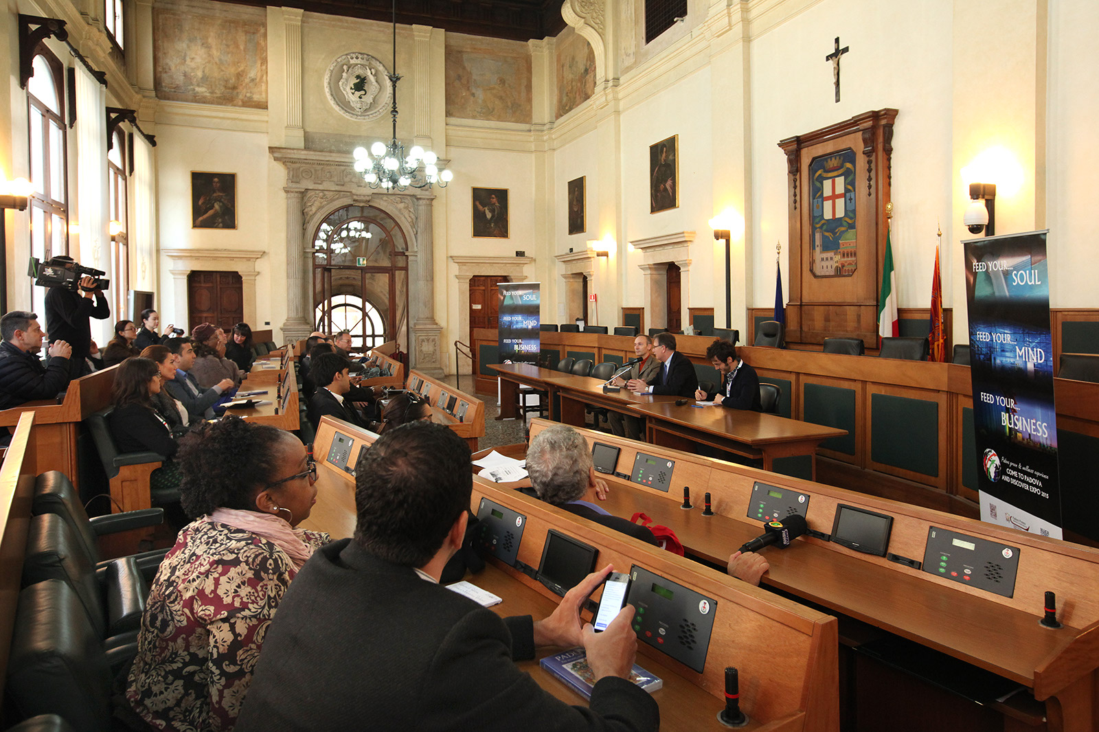 La delegazione internazionale in Municipio