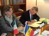 Il presidente Zip, Angelo Boschetti, mentre sottoscrive il Memorandum