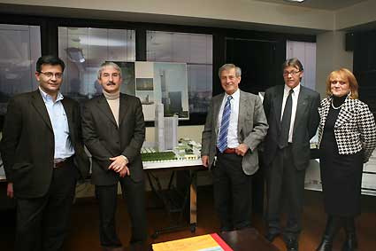 Gruppo dei sindacalisti con il presidente Zip Boschetti vicino al plastico della Torre di Gregotti